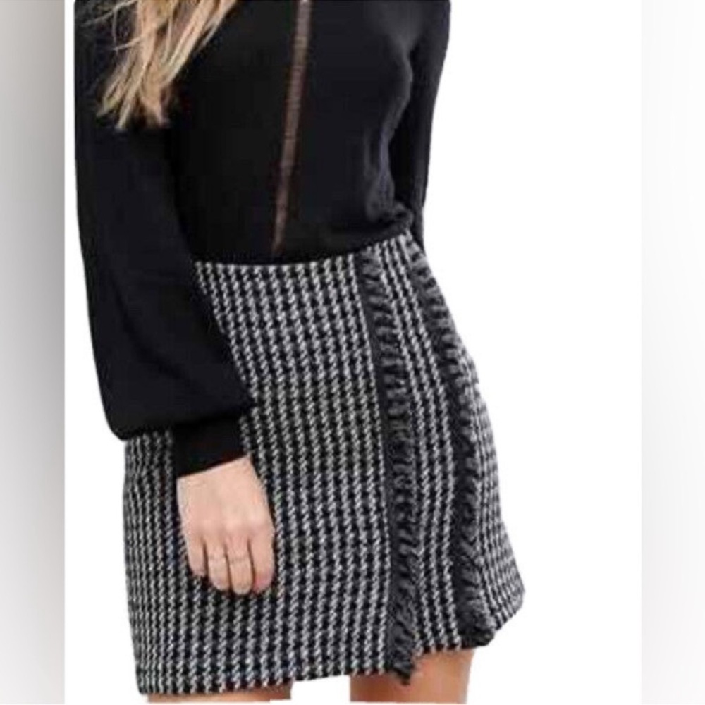 Sisley Women knit lined Frayed With Leather Trim Mini Skirt.size 6